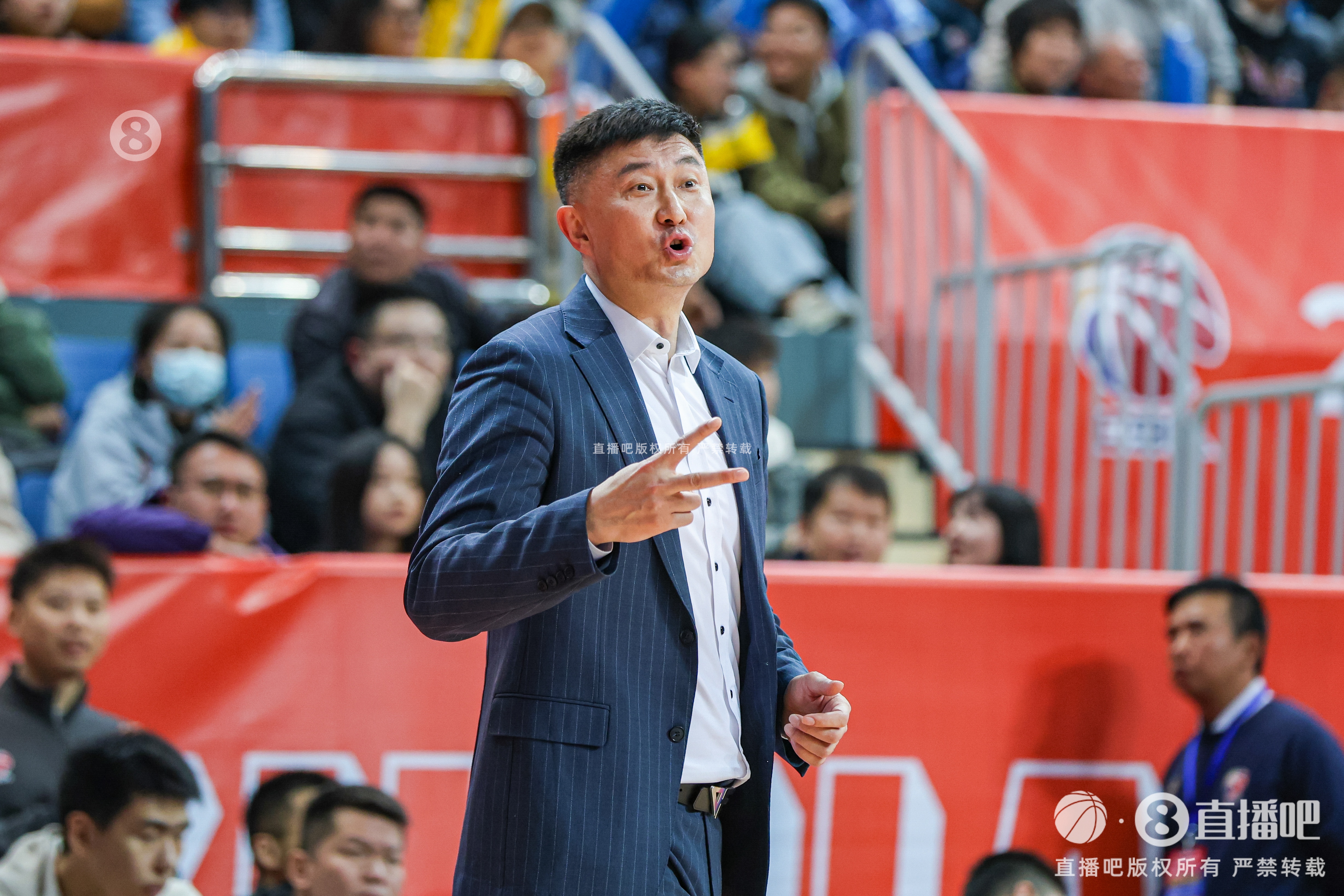 杜锋:队员打得挺好&挺拼 鼻子被打出血/腿被垫了都伤了 挺无奈的